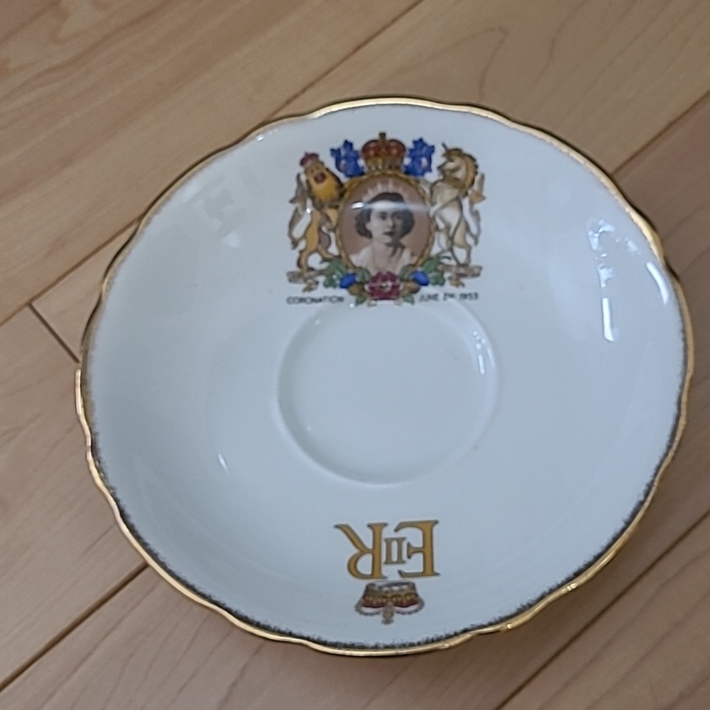 Vintage Queen Elizabeth II Coronation Commemorative Teacup and Saucer - Picture 4 of 7